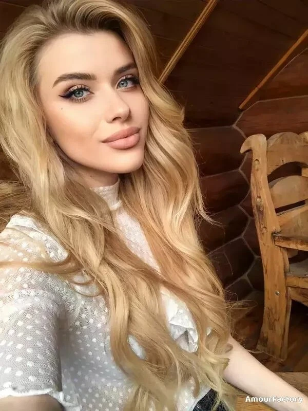 Elena Profile image 4