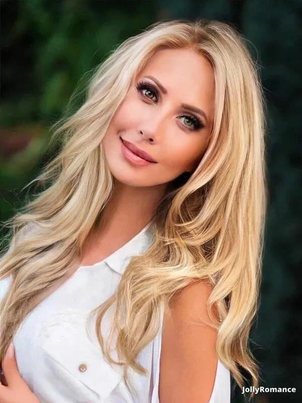 Julia Profile image 3