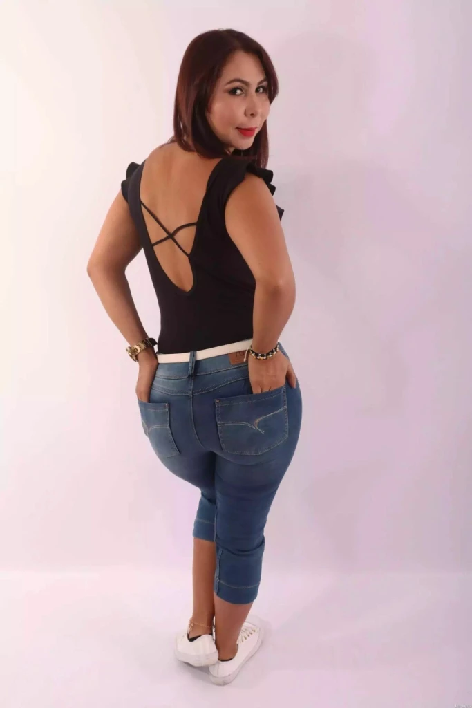 Alejandra Profile image 3