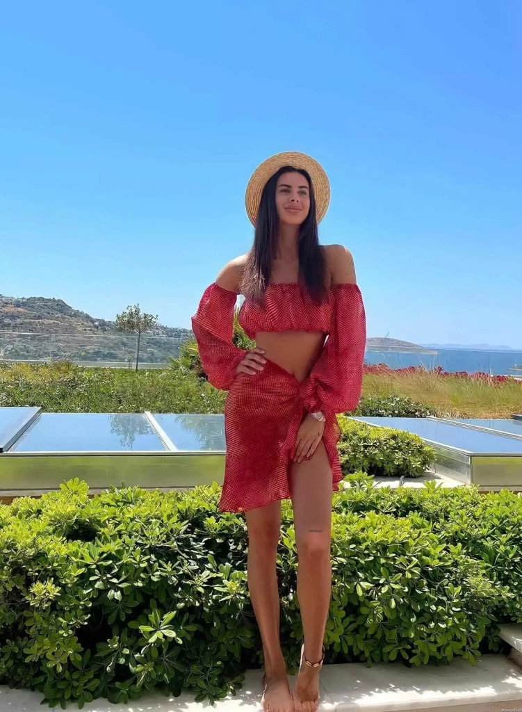 Elizabeth Profile image 1